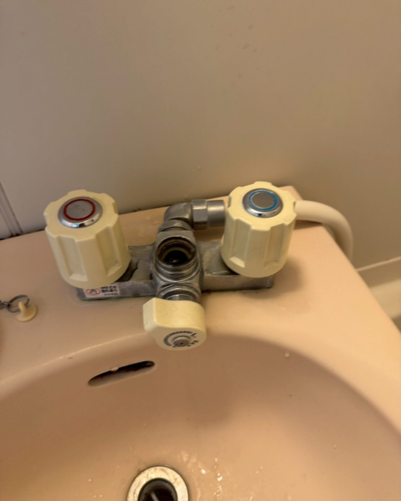 洗面所の水栓交換工事｜ポタポタ水漏れ・ぐらつき・出が悪い…「交換の目安」と安心ポイント（E-style施工事例）