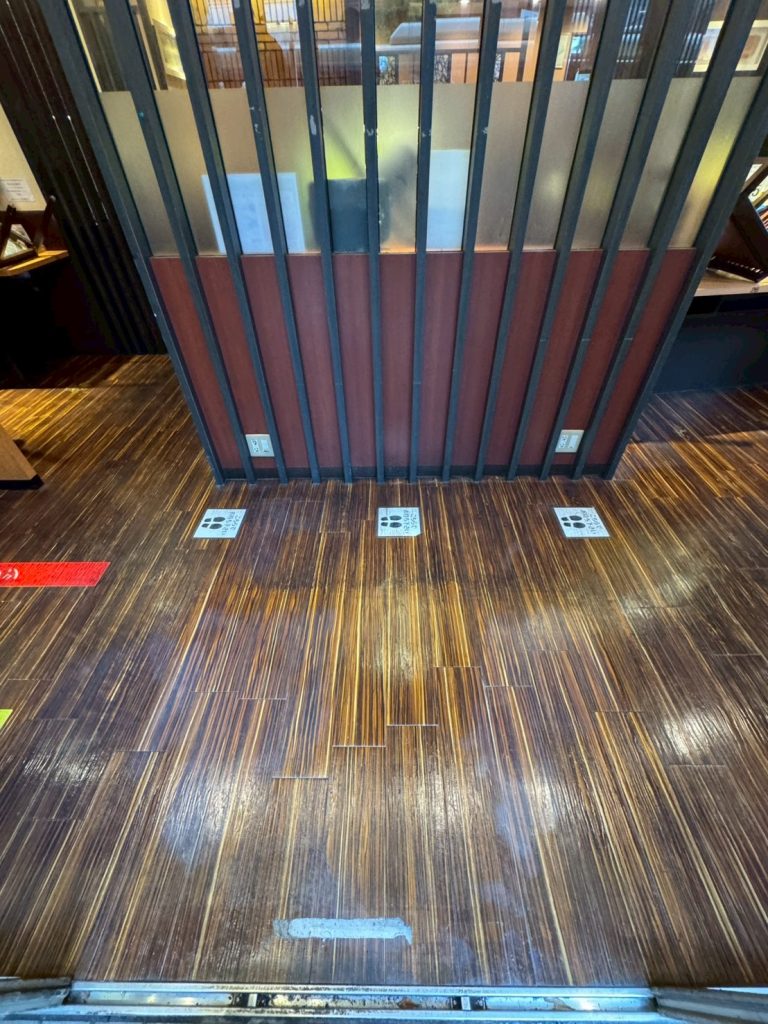 WAX剥離・WAX塗布｜床のくすみを整える店舗床メンテナンス